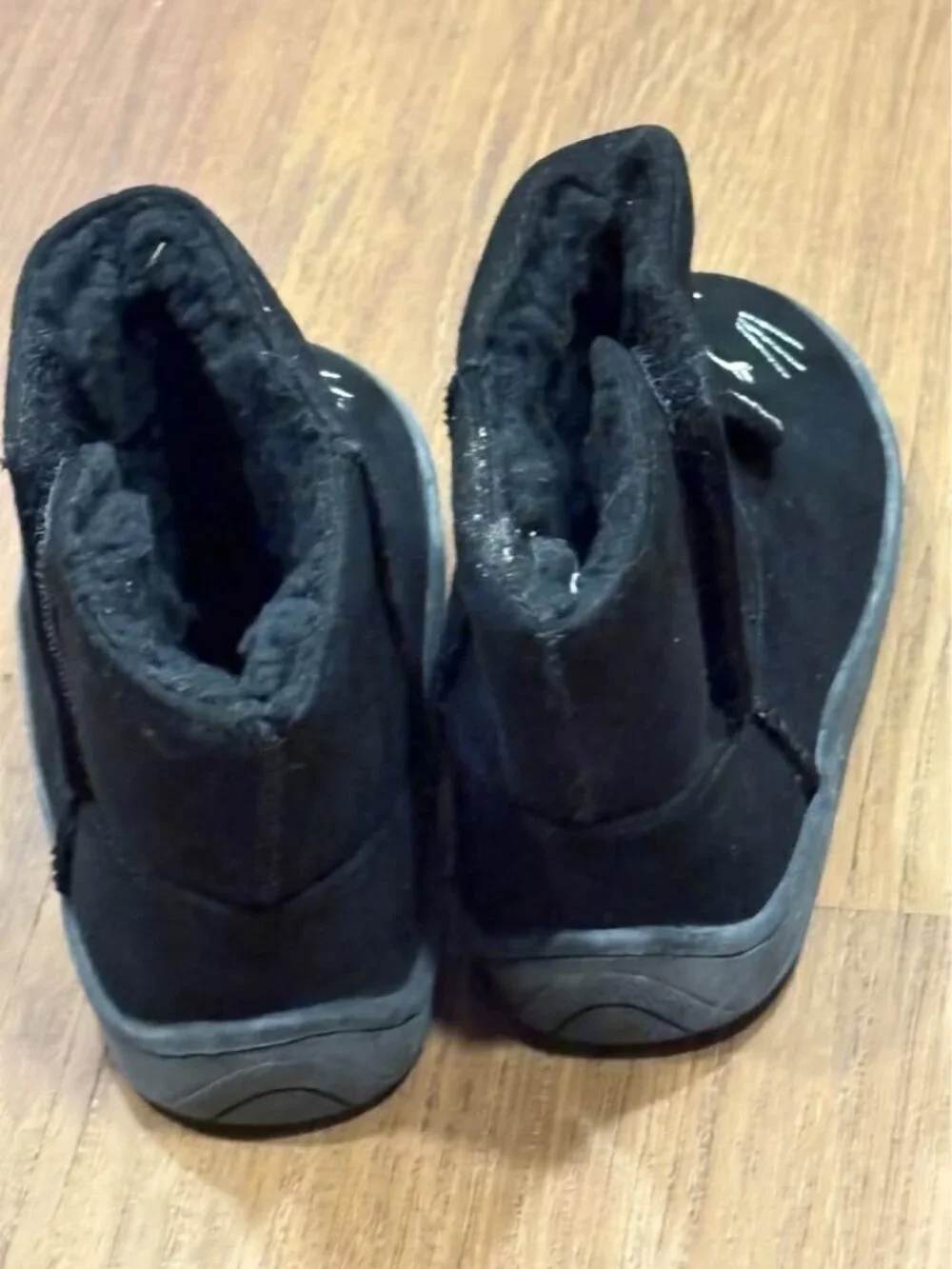 These are adorable with a cat face on the foot.  The ears are a light glitter an